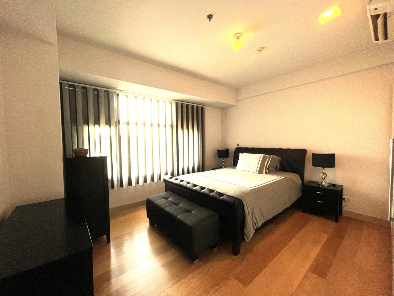 Spacious 1-Bedroom Condominium with Balcony in Cebu Business Park, Cebu City