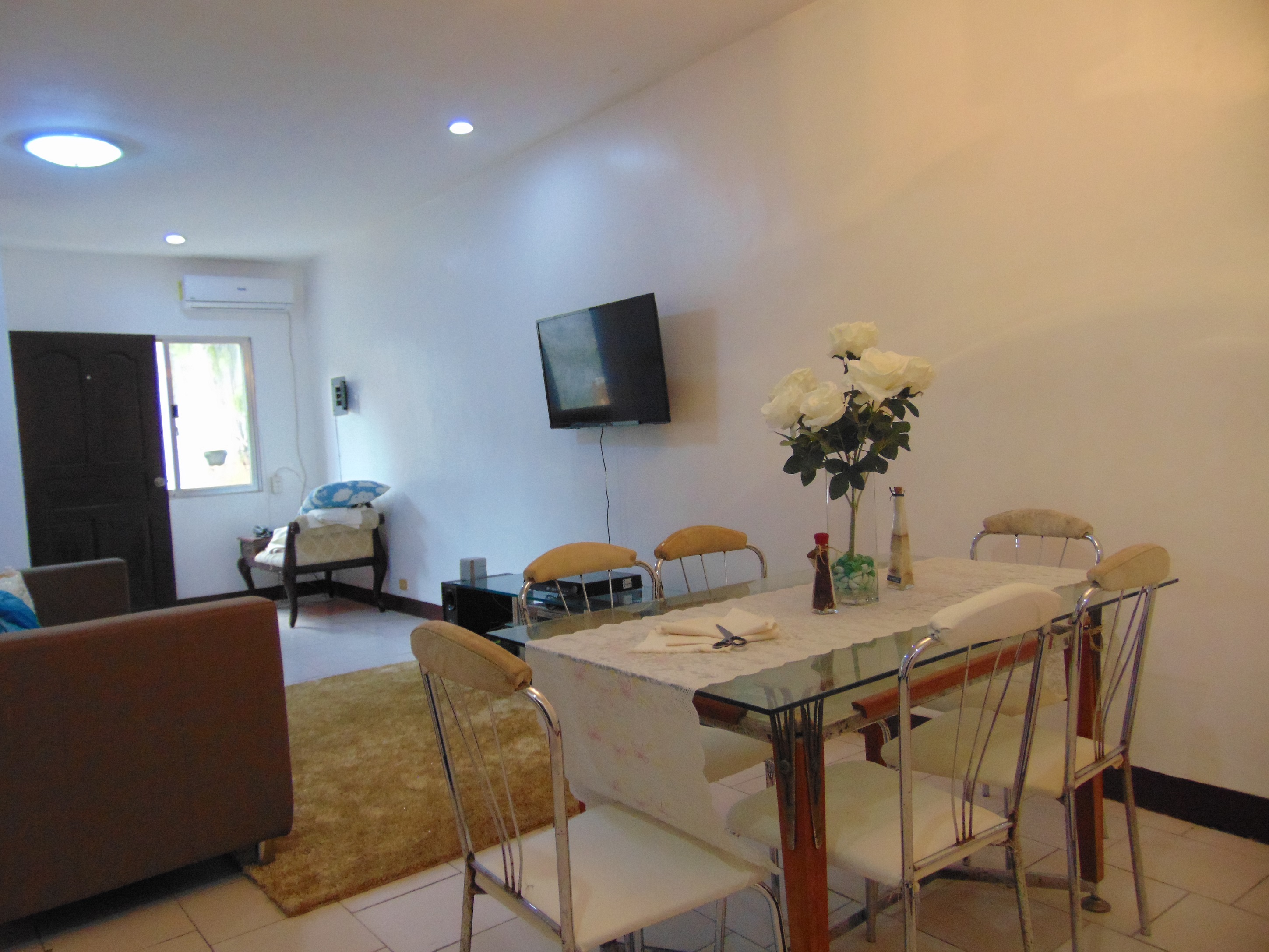 2-bedrooms-townhouse-in-lahug-cebu-city-furnished