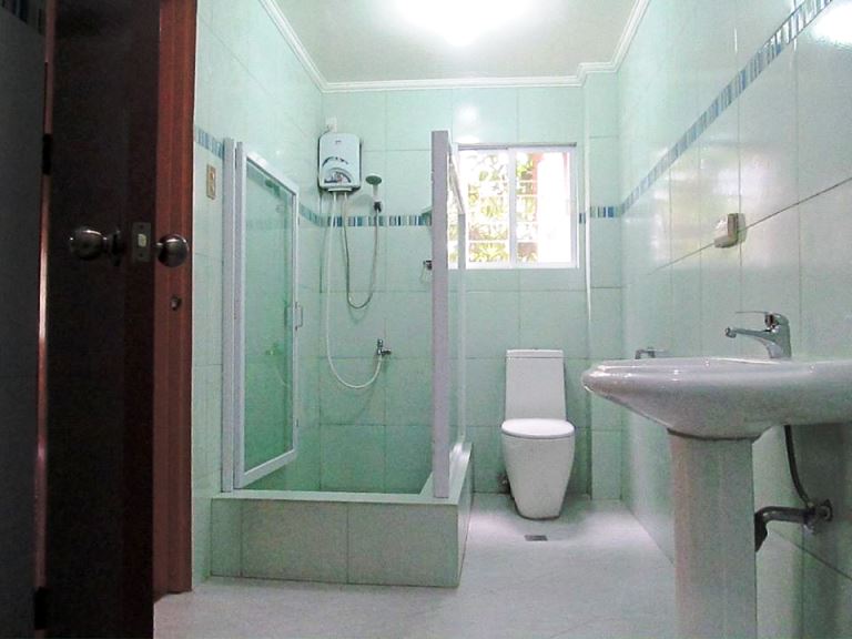 spacious-house-with-5-bedrooms-located-in-banilad-cebu-city