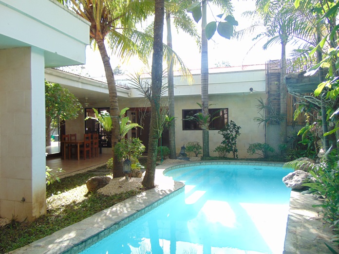 4 Bedroom Bungalow House with Swimming Pool for Sale in Banilad, Cebu City