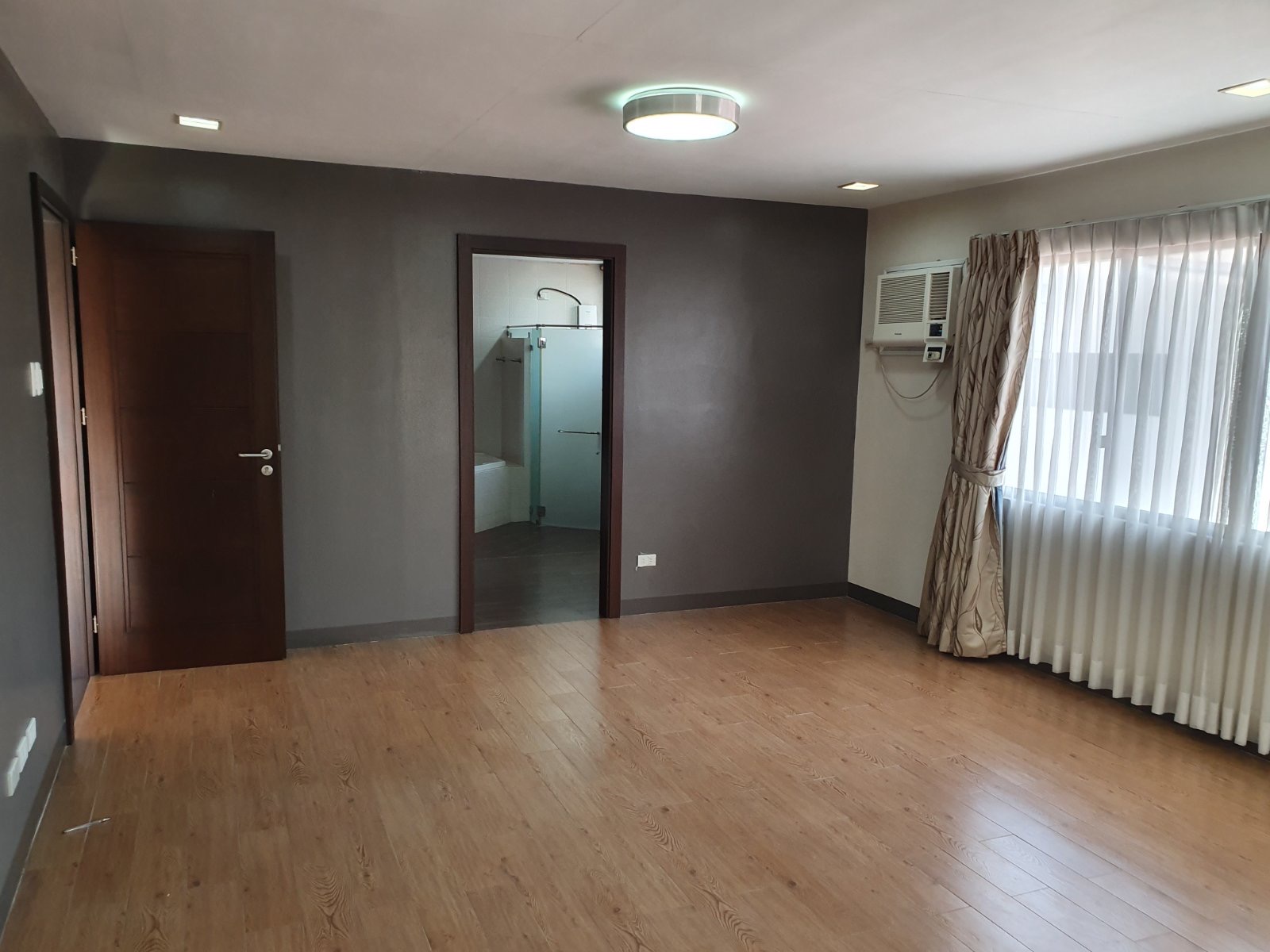 4-bedroom-spacious-and-semi-furnished-house-in-banilad-cebu-city-cebu