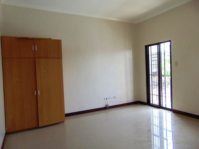 3-bedrooms-un-furnished-apartment-in-banawa-cebu-city
